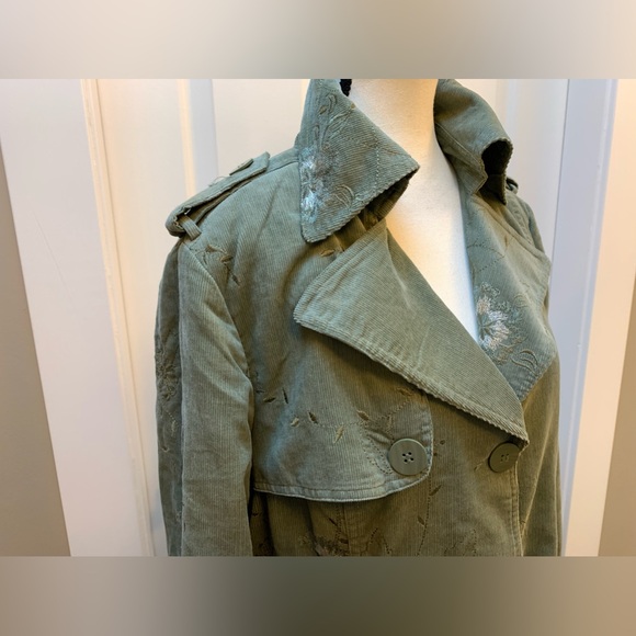 Well tailored and gorgeous corduroy trench coat with embroidery - Picture 3 of 15